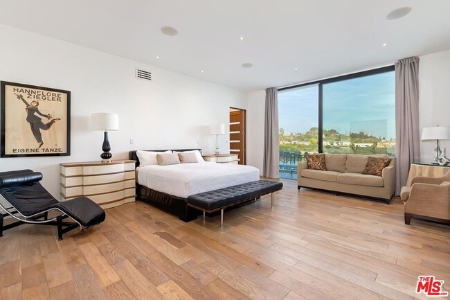 Building Photo - 920 Linda Flora Dr