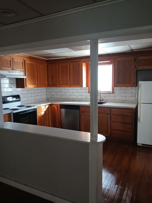 Building Photo - Charming & Convenient 2 bedroom 1 bathroom