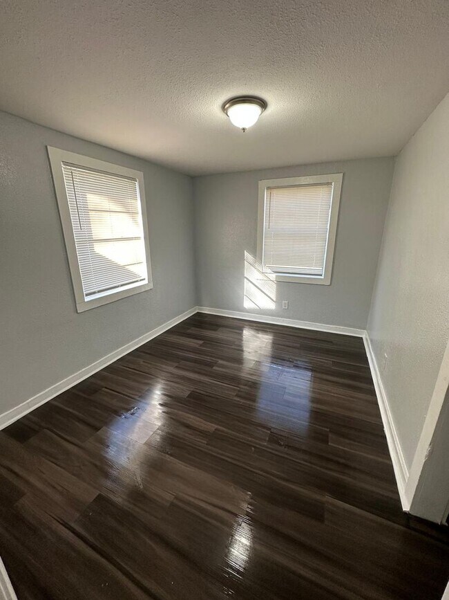 Building Photo - Fully Renovated 2/1 Single Family Available Now!
