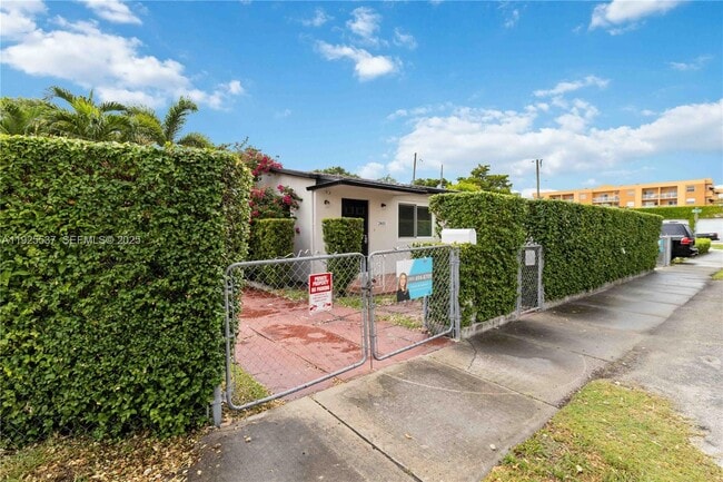 Building Photo - 2401 SW 31st Ave