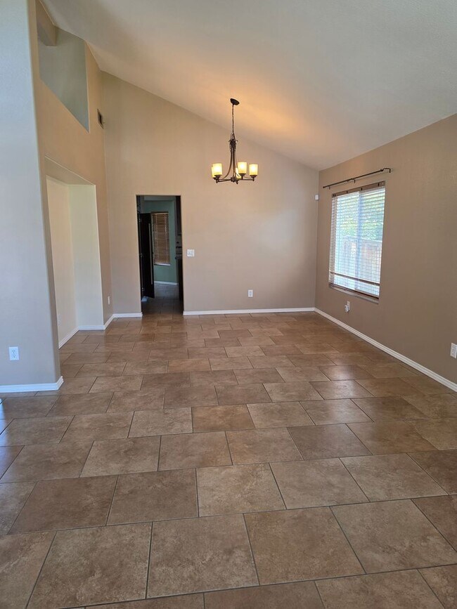 Building Photo - Spacious 4 Bedroom 2 bath Home in Victorville – Landscaping Included!