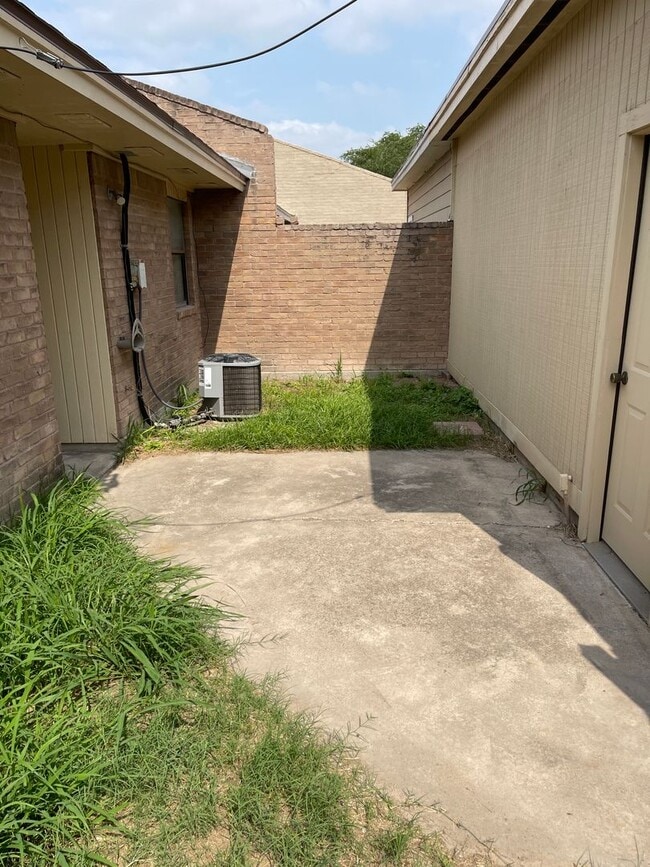 Building Photo - 1006 Fairway Dr