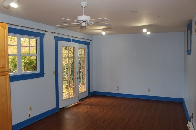 Building Photo - Charming bungalow with bonus office or Art...
