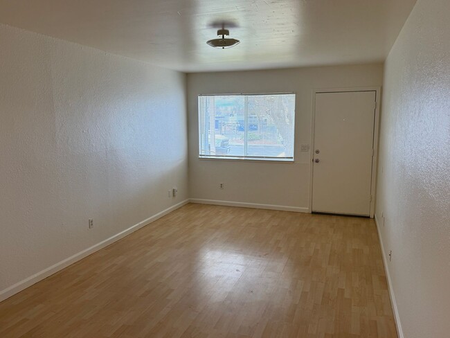 Building Photo - Harrison St Duplex