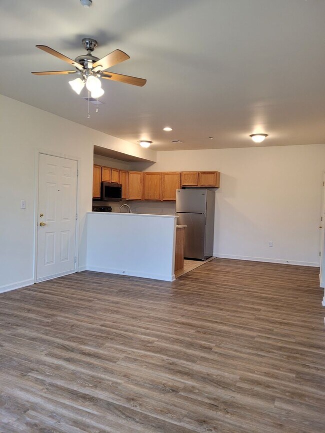 Building Photo - 670 Bassett Dr