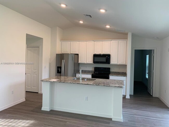 Building Photo - 2217 SW Halissee St