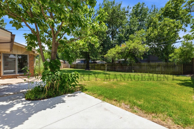Building Photo - 8115 E Mockingbird St