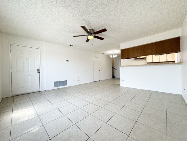 Building Photo - AVAILABLE NOW!!! 2 Bedroom / 2 Bath Apartment in Cathedral City!