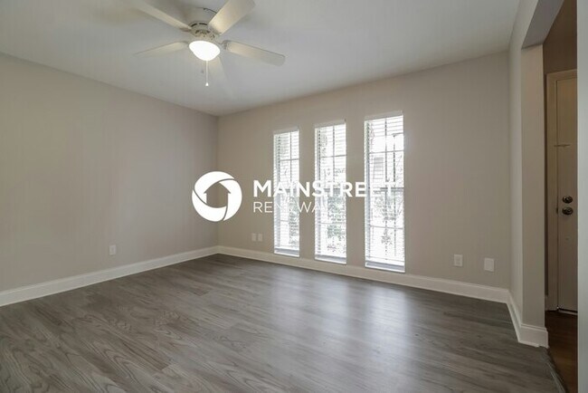 Building Photo - 4 Bedroom Pet-Friendly Home in Orlando, FL with Main Street Renewal