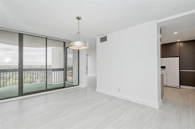 Building Photo - 5001 Woodway Dr