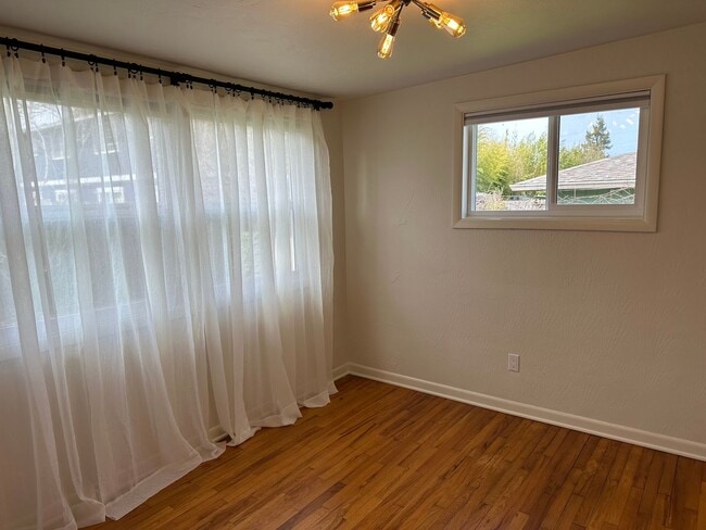 Building Photo - Beautifully updated duplex in South Eugene!