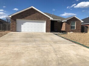 Building Photo - NEWER HOME ON QUIET STREET