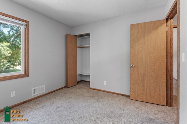 Building Photo - 4 Bedroom Home in Burnsville