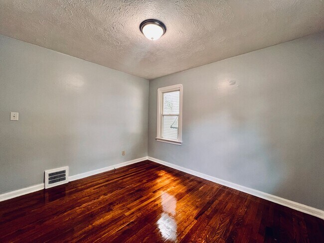 Building Photo - 8606 Rosewood Ave