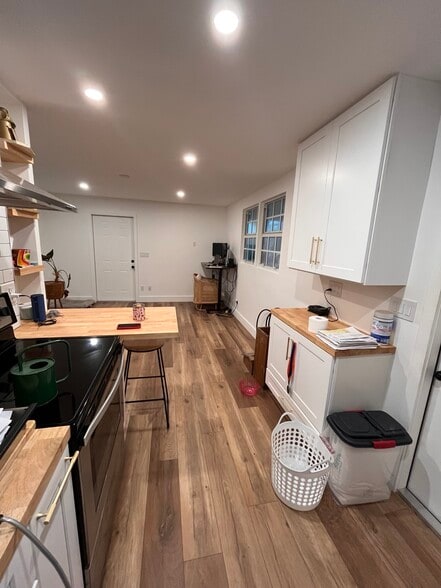 studio view from kitchen - 817 Ridgewood Dr