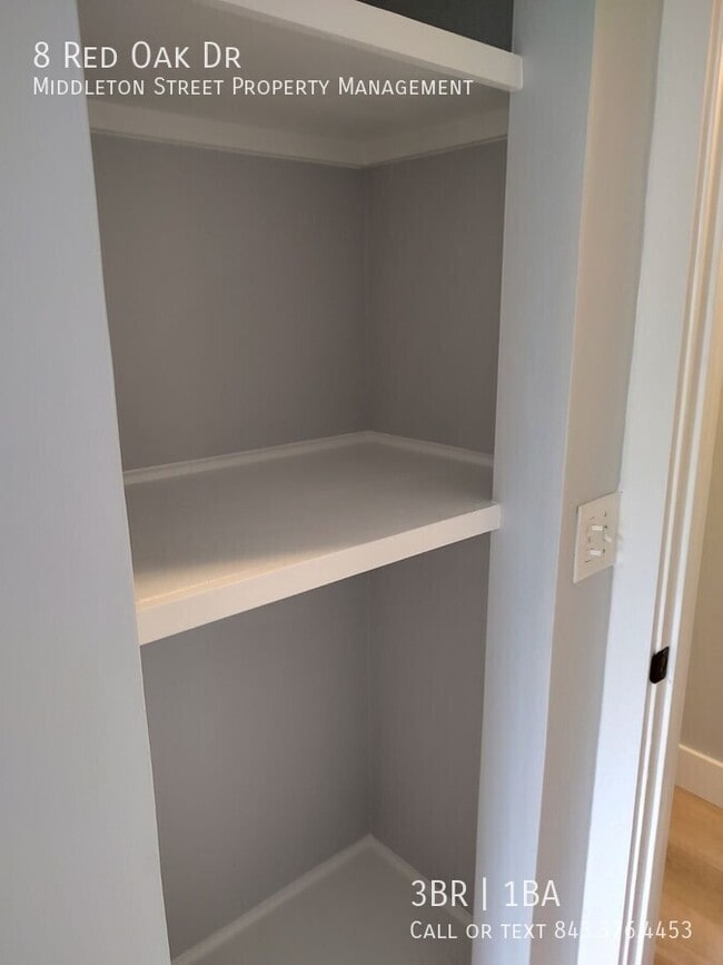 Building Photo - 8 Red Oak Dr