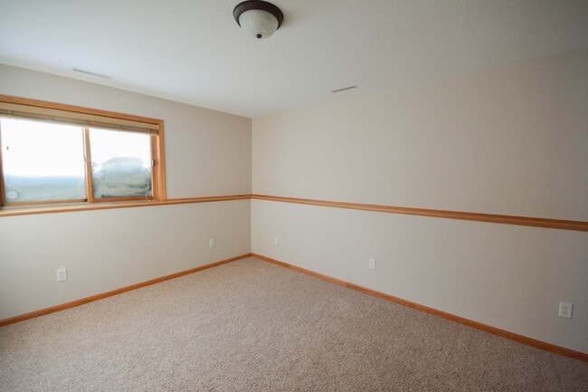Building Photo - Move-In Ready4 BR with Large Yard!