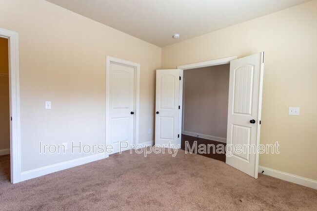 Building Photo - 232 Towns Walk Dr