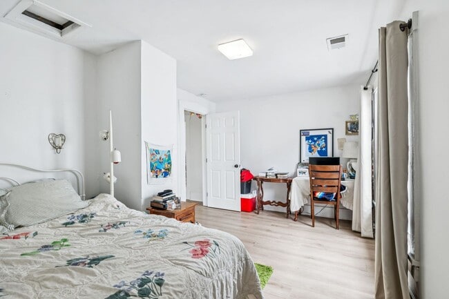 Building Photo - Charming Renovated 2BR/1BA Duplex in 1940s...