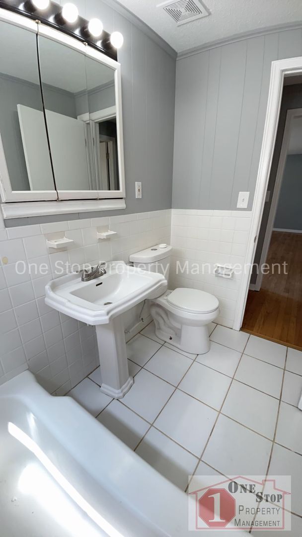 Building Photo - Beautiful 3 Bedroom 2 Bathroom in Kansas City