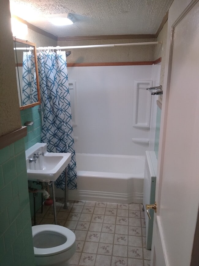 Full bath - 1402 Copperfield Ave