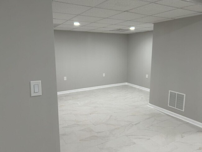 Building Photo - Home with Basement Apartment in Newnan, GA