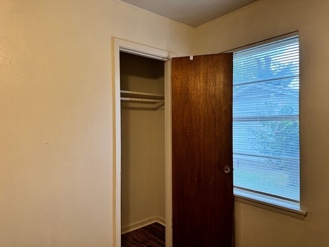 Building Photo - 2321 McKenzie Dr