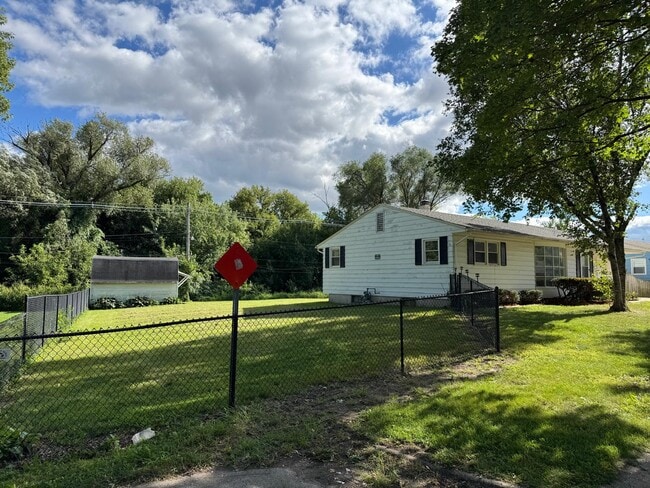 Building Photo - 2737 Broadmoor Dr