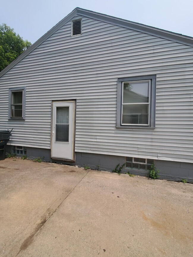 Building Photo - 1246 E Riverside Ave