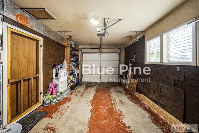 Building Photo - 407 Valley Dr