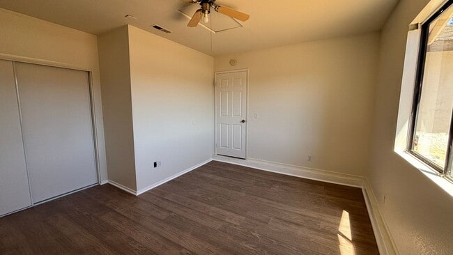 Building Photo - Quaint Three Bedroom, Two Bathroom Home!