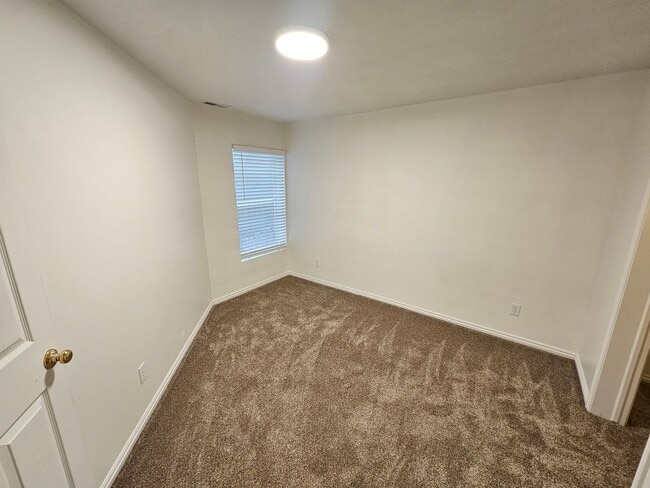 Building Photo - Spacious 3 Bd 2.5 Bath Townhouse in Bountiful