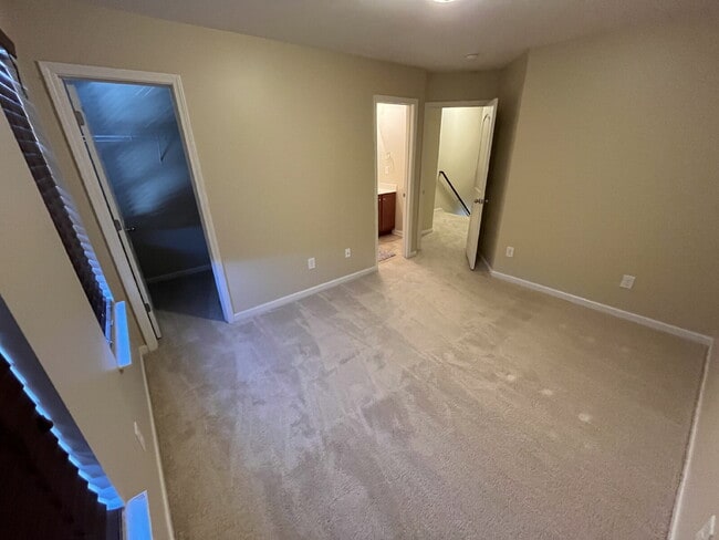 Building Photo - "Charming 2-Bedroom Townhouse Retreat with 2.5 Baths in Kernersville!"