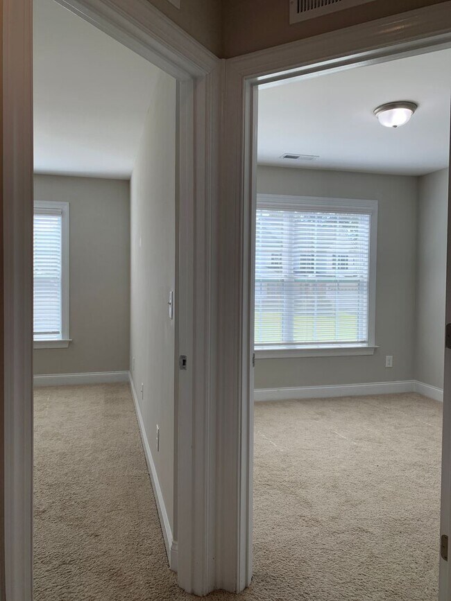 Building Photo - AMAZING LOCATION, Fantastic 4 Bed Home, in...
