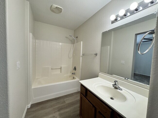 Building Photo - 46067 W Sheridan Rd