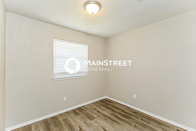 Building Photo - 3 Bedroom Pet-Friendly Home in Midwest City, OK with Main Street Renewal