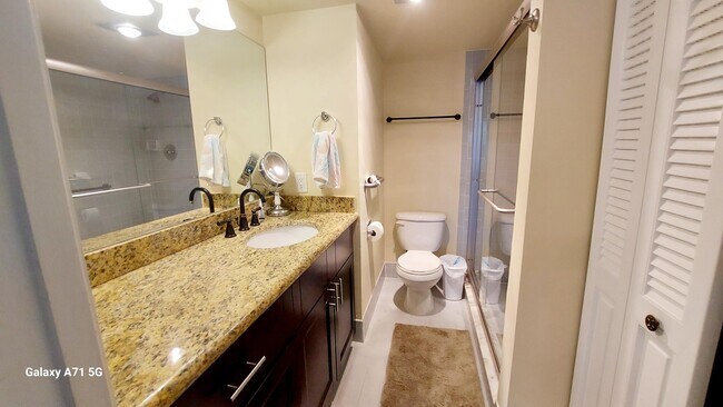 Building Photo - 2044 Yarmouth E