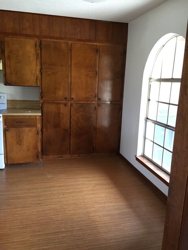 Building Photo - 3 Bedroom 1.75 Bath with a Spacious Lot