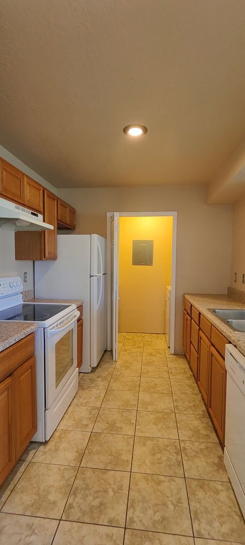 Building Photo - 2550 N Alafaya Trail