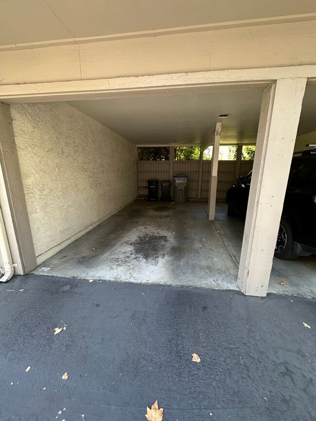 Building Photo - Townhouse 2 bedroom, 2.5 bath, washer/drye...