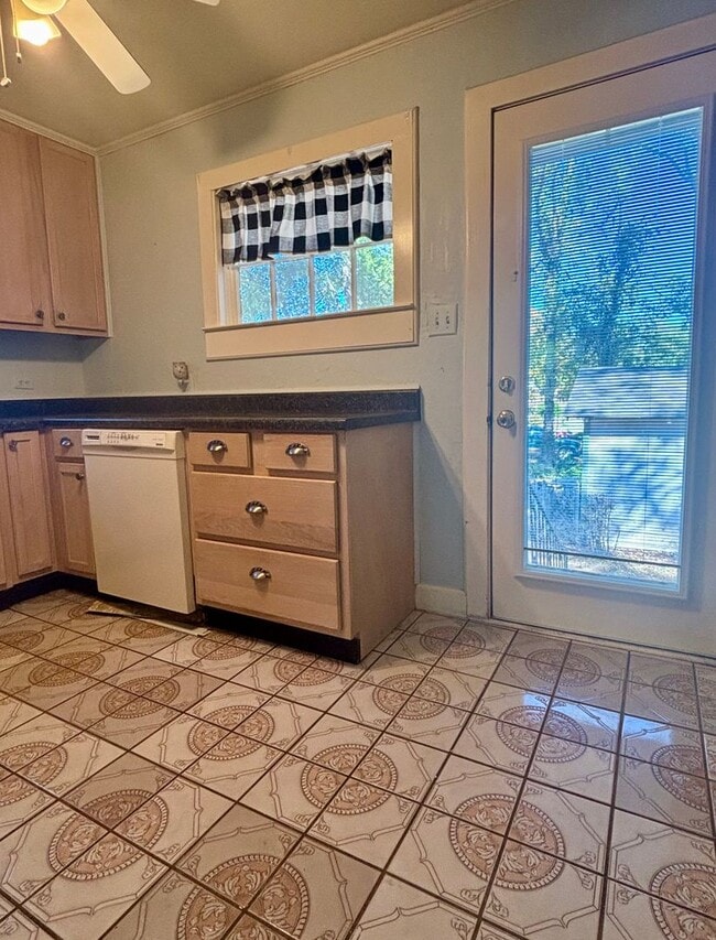 Building Photo - Cute Cottage For Rent!