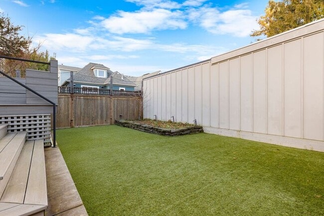 Building Photo - 1516 NW 25th Ave