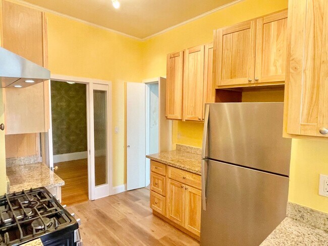 Building Photo - Charming Lower Nob Hill 1BR/1BA! Laundry! ...