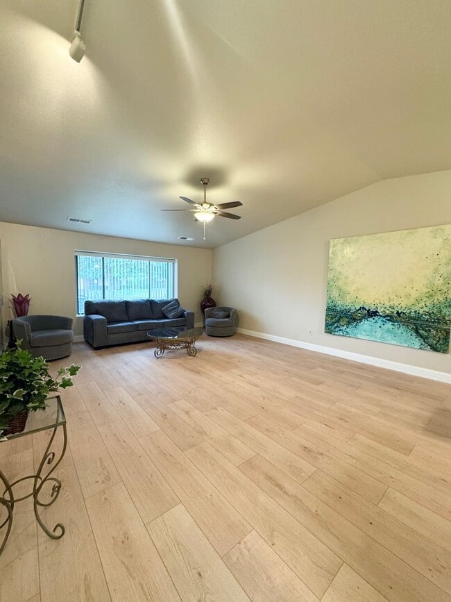 Building Photo - 565 Monet Walk