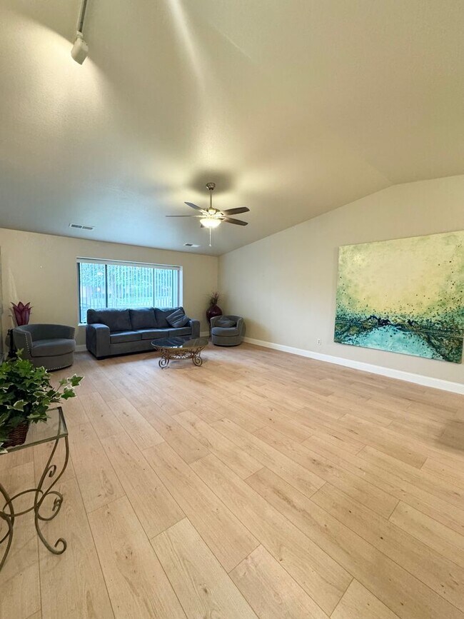 Building Photo - Desirable Paris Park Home!! 55+ Community