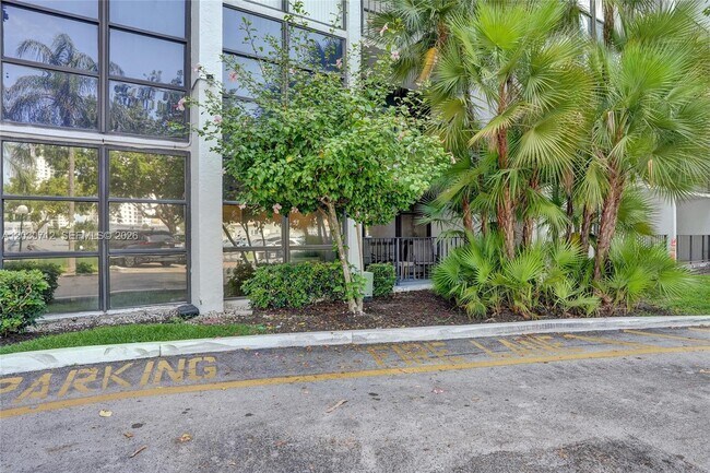 Building Photo - 1000 Parkview Dr