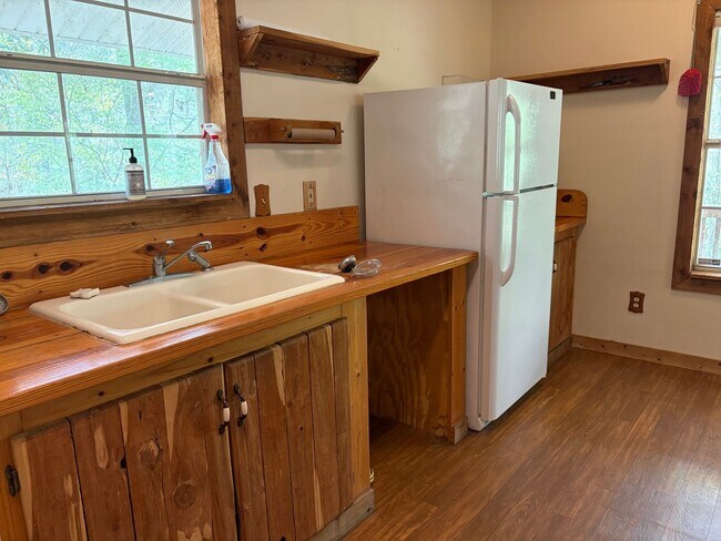 Building Photo - Cozy 2 Bedroom Retreat Available SOON!