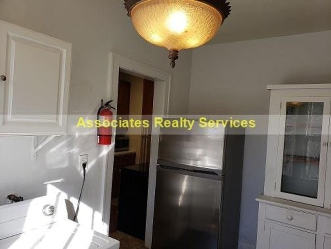 Building Photo - Walk to UF!   Cute/Historic 3 bedroom, 2 bath, LOOK!