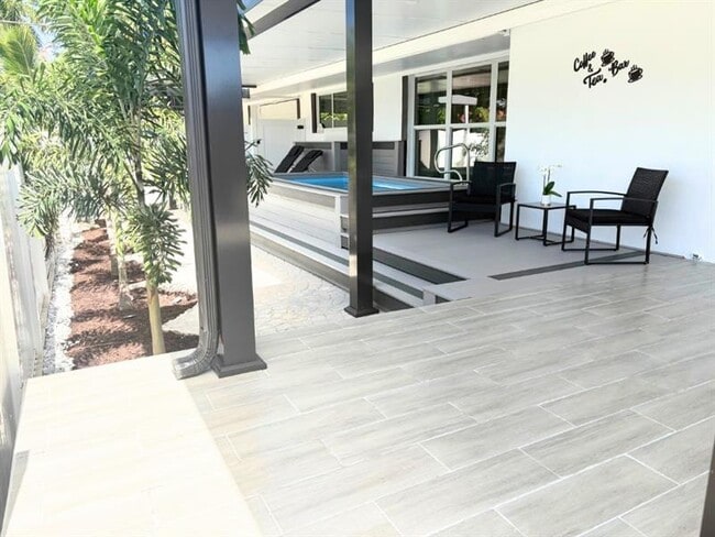 Building Photo - 751 Hollywood Blvd