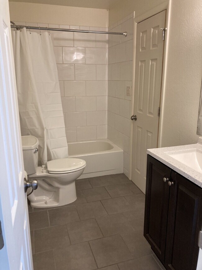 Building Photo - "Experience Comfort and Convenience: Spacious 2-Bed, 2-Bath Retreat in Boulder!"